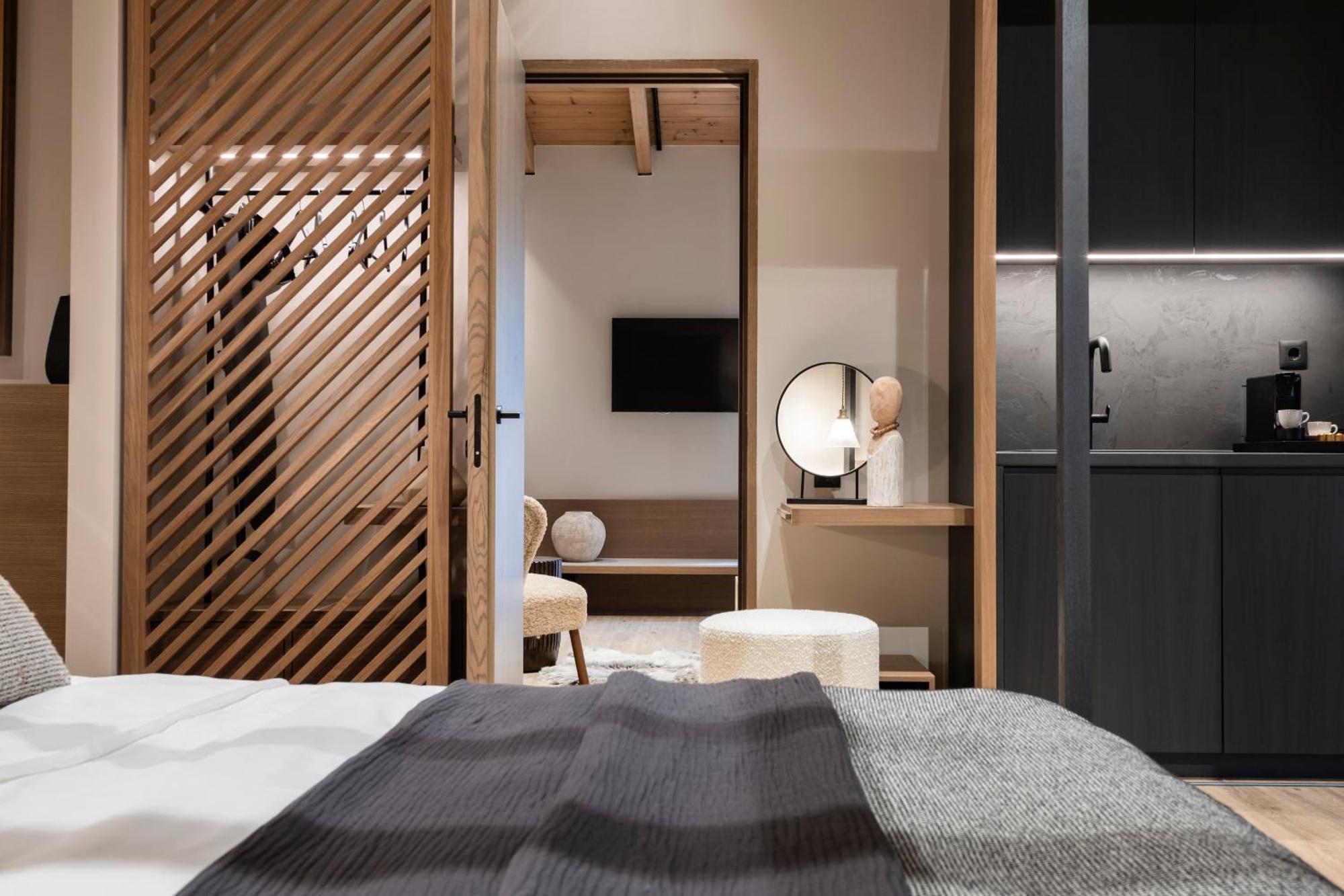 Revi Mountain Resort Boutique Hotel كالافريتا الغرفة الصورة