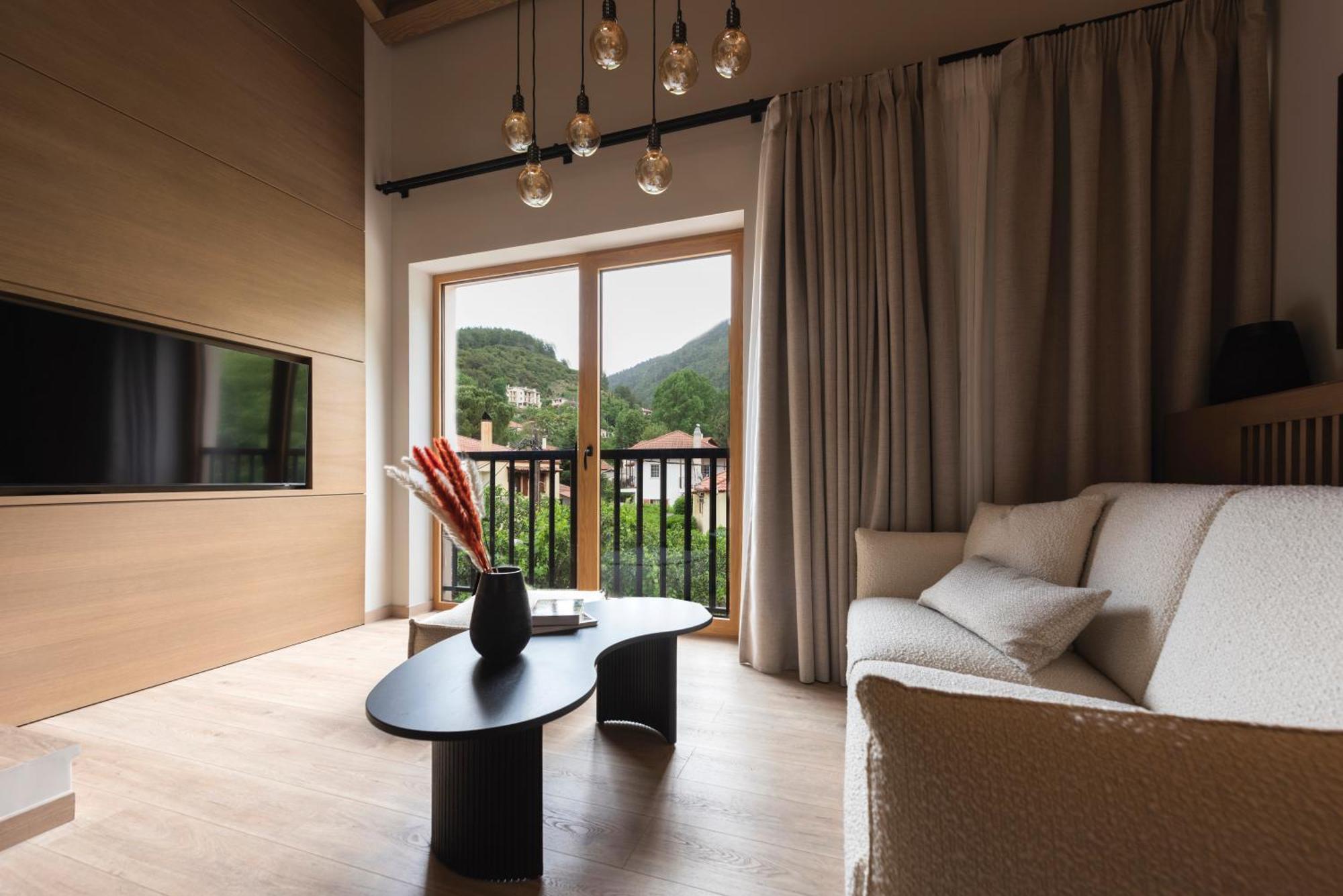 Revi Mountain Resort Boutique Hotel كالافريتا المظهر الخارجي الصورة